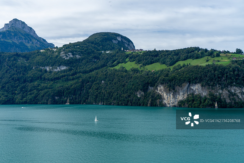 大海对着天空的美景图片素材