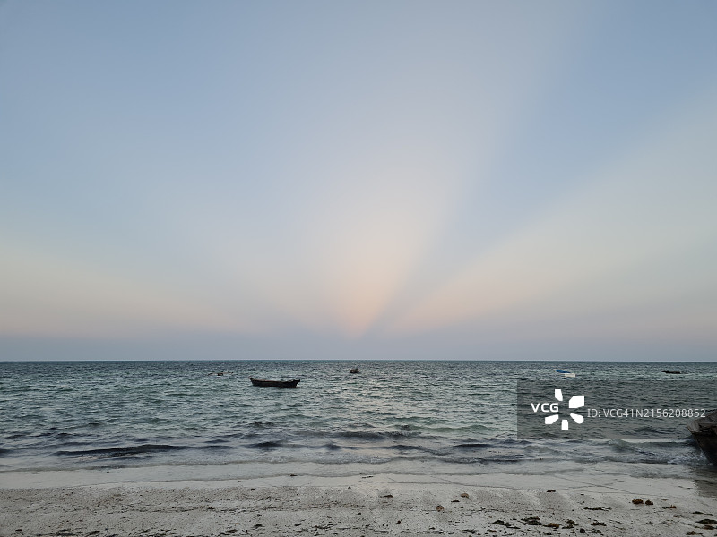 湛蓝的天空衬托着美丽的海景图片素材