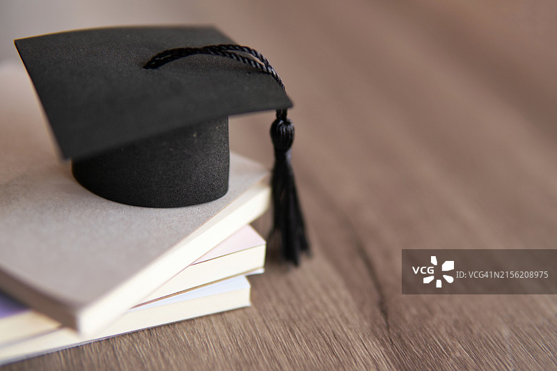 桌上的毕业帽和证书特写图片素材