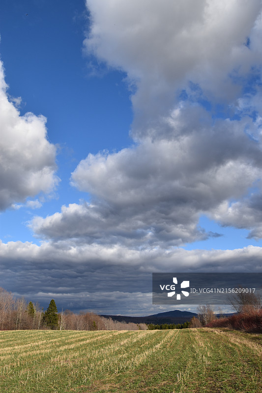 天空衬托下的田野风景图片素材
