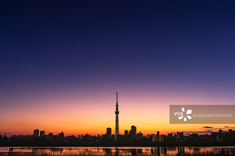 日落时分的建筑剪影图片素材