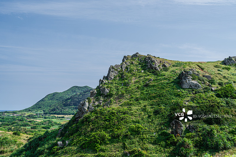 山对着天空的美景图片素材