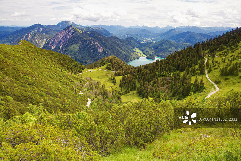 山对着天空的美景图片素材