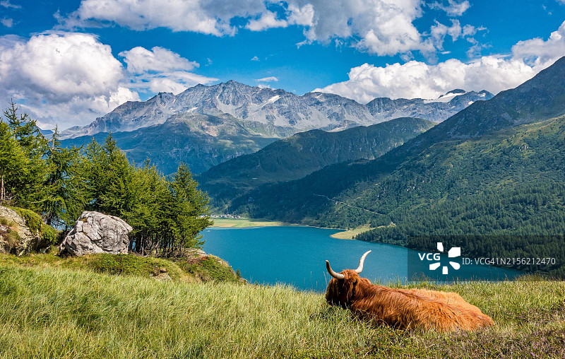 山对着天空的美景图片素材