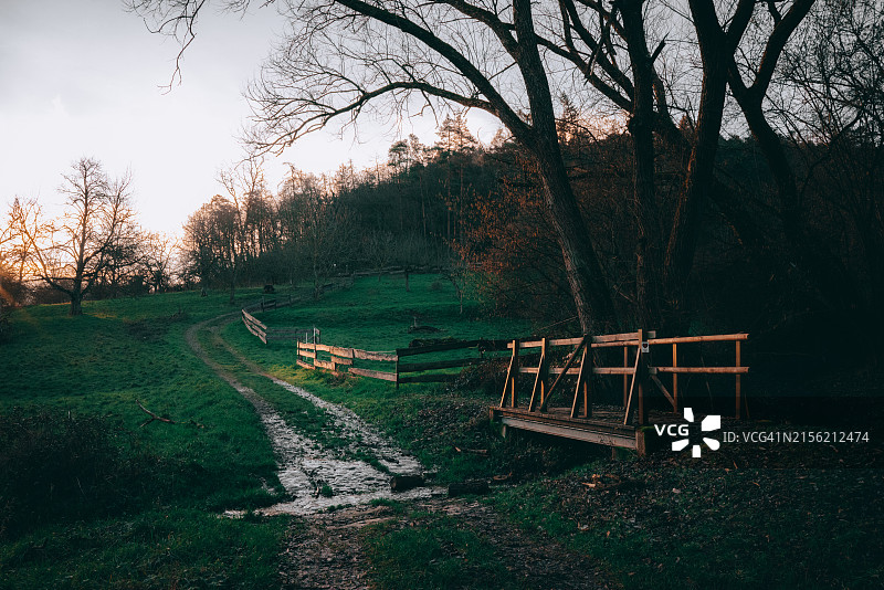 秋季公园里的空长椅图片素材