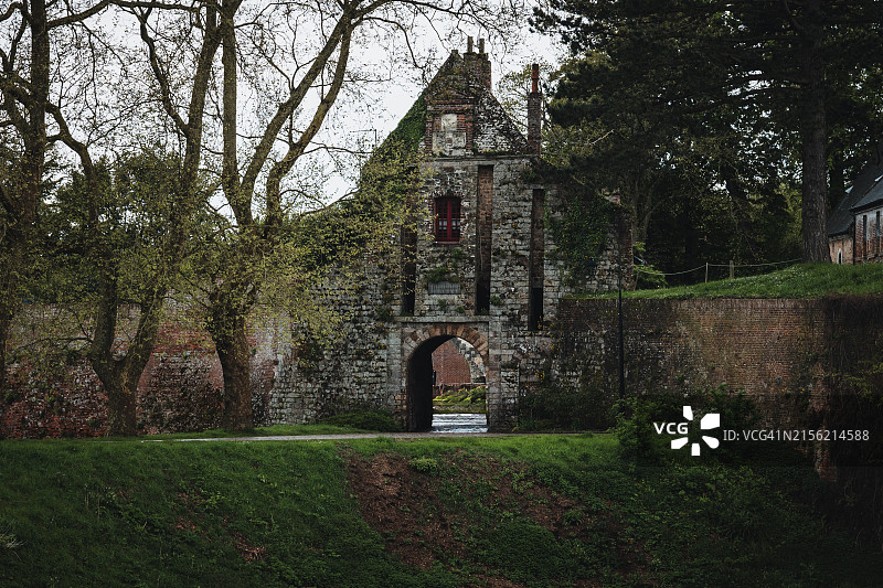 法国北部蒙特勒伊滨海镇的城堡历史门楼图片素材