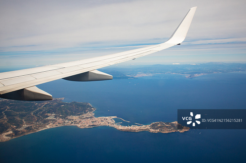 连接两个大陆：飞机飞越直布罗陀，从欧洲飞往北非图片素材