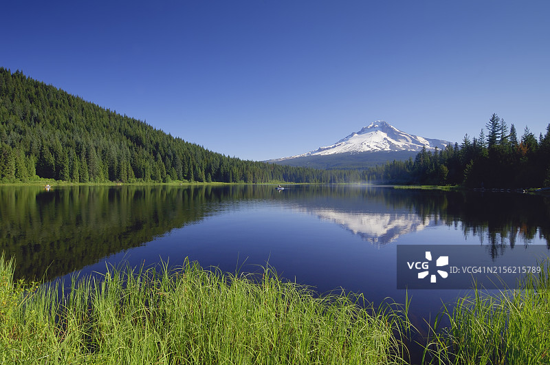 胡德山倒映在延龄草湖中。延龄草湖，胡德山，胡德山国家森林，克拉克马斯县，俄勒冈州，美国图片素材