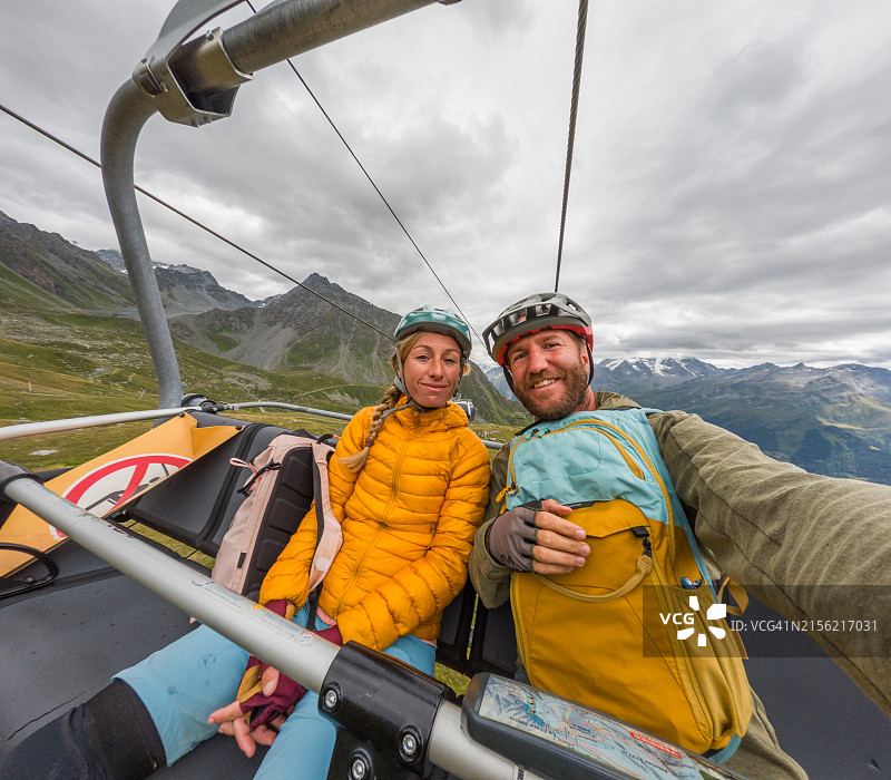 微笑情侣在滑雪缆车上自拍图片素材