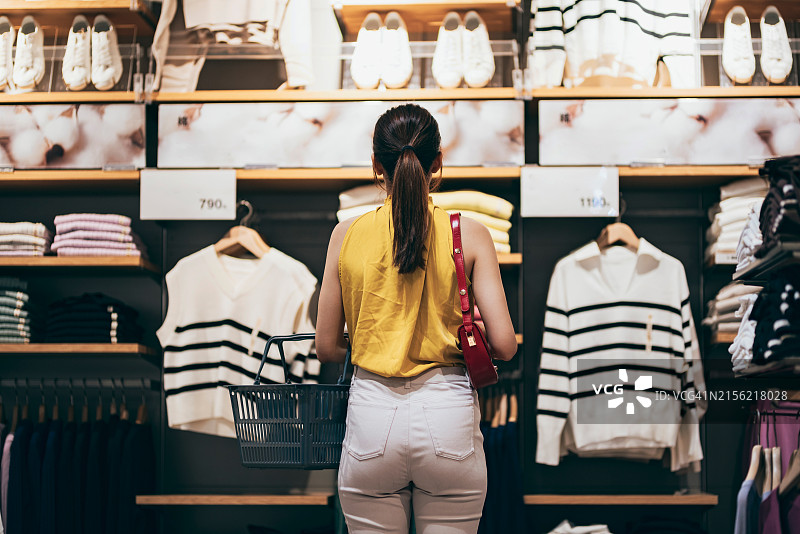 在城市服装店购物的亚洲年轻女人图片素材