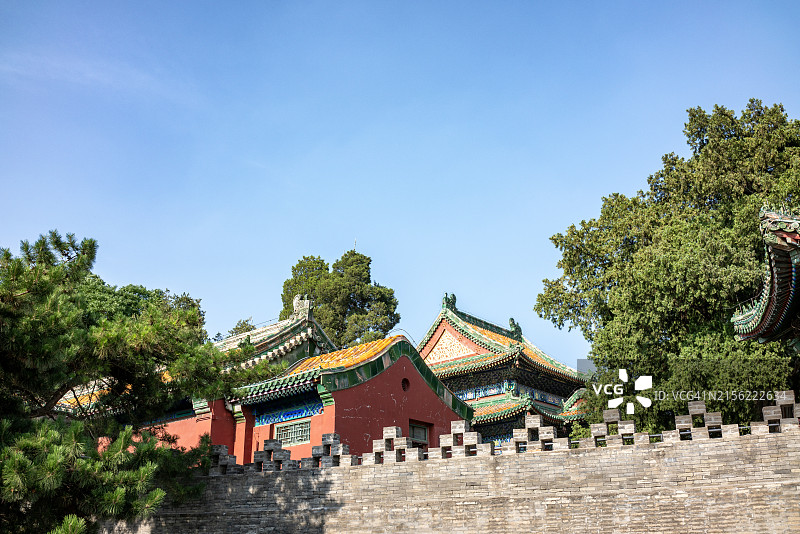 传统与自然的融合：北京北海公园的标志性建筑图片素材