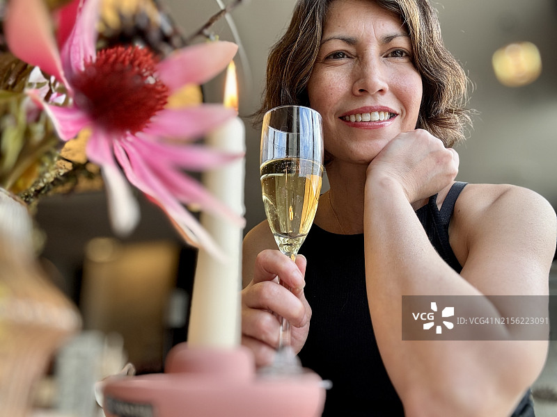 粉色鲜花中的女性肖像图片素材