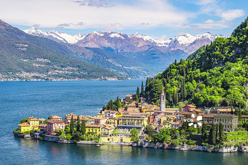 科莫湖瓦伦纳和山区鸟瞰图图片素材