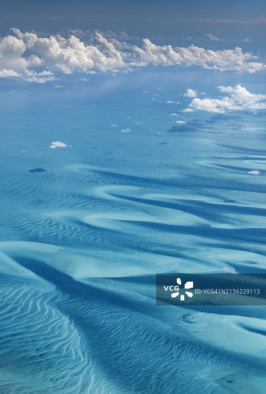 巴哈马空中美景：美丽的云彩、沙洲和海洋，埃克苏马群岛图片素材