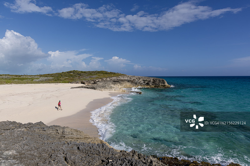 在巴哈马埃克苏马群岛斯托金岛海滩徒步的女人图片素材