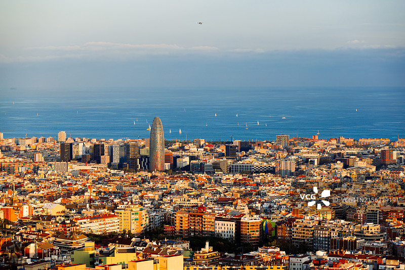 西班牙巴塞罗那城市景观与现代摩天大楼和地中海鸟瞰图片素材