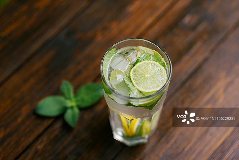 气泡水、柠檬片和薄荷杯特写图片素材