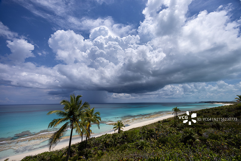 埃克苏马斯托金岛的云、海滩和棕榈树图片素材