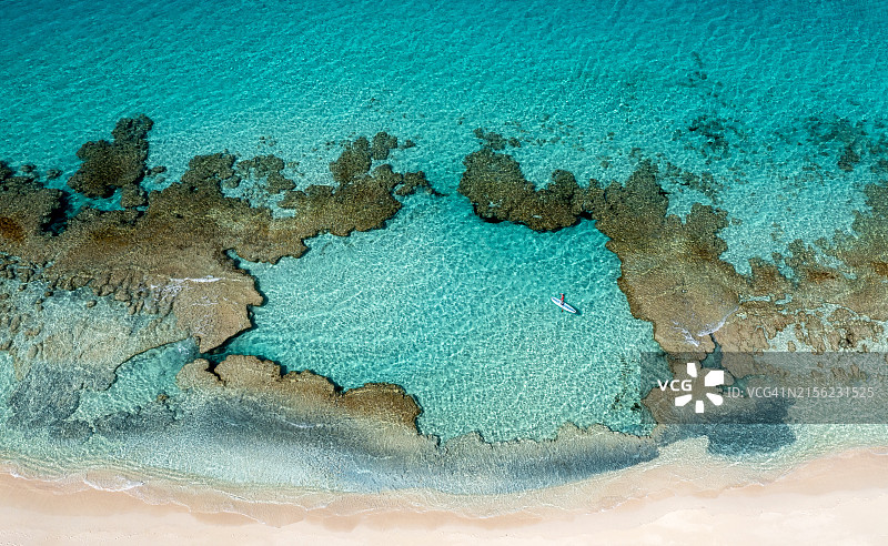 埃克苏马斯托金岛叠层石旁桨板运动航拍图片素材