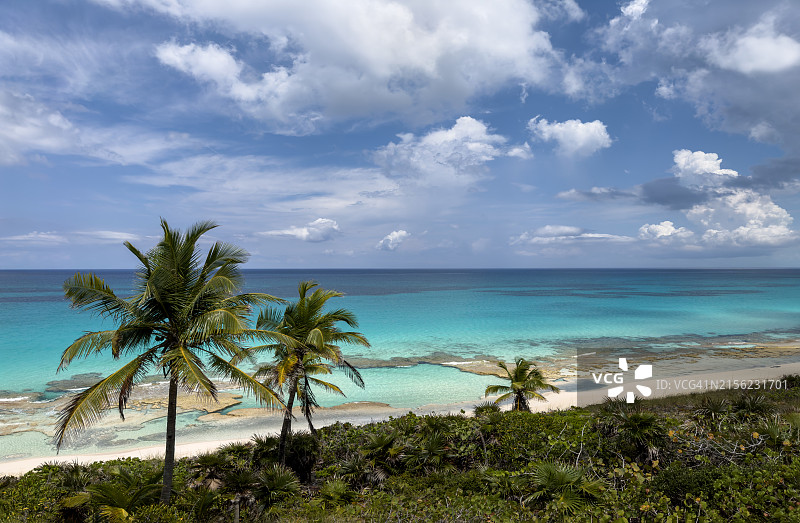 云、棕榈海滩和叠层石，埃克苏马斯托金岛图片素材