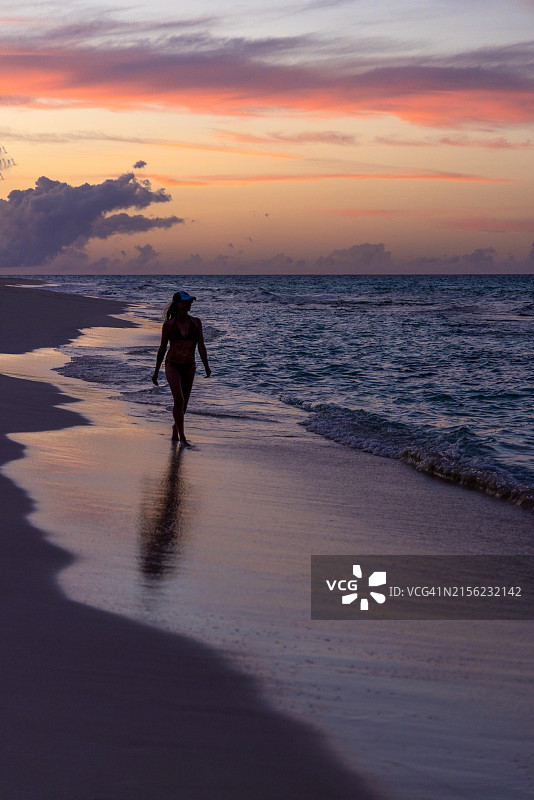 埃克苏马群岛日落海滩漫步图片素材