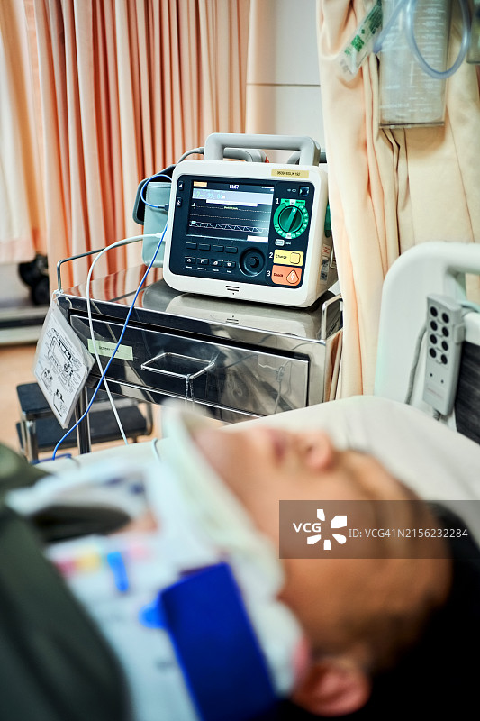 心电图机监护仪监测重症男患者的生命体征图片素材