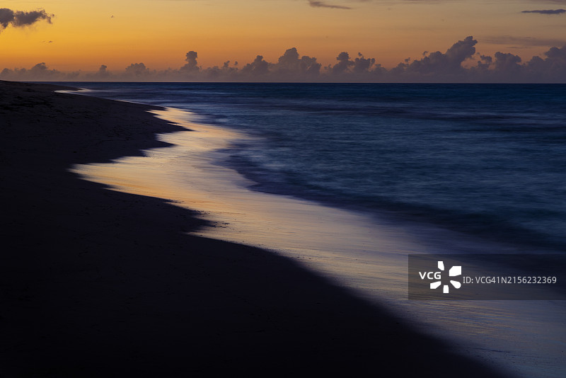 巴哈马群岛埃克苏马的日落海浪图片素材