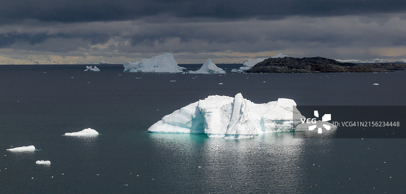 格陵兰迪斯科湾冰川冰山的航拍景色图片素材