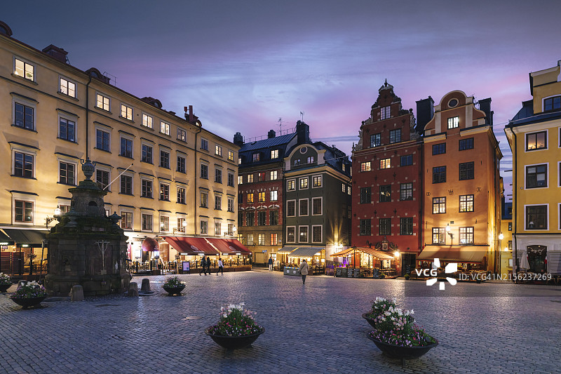 瑞典斯德哥尔摩老城，日落时分的Stortorget城镇广场图片素材