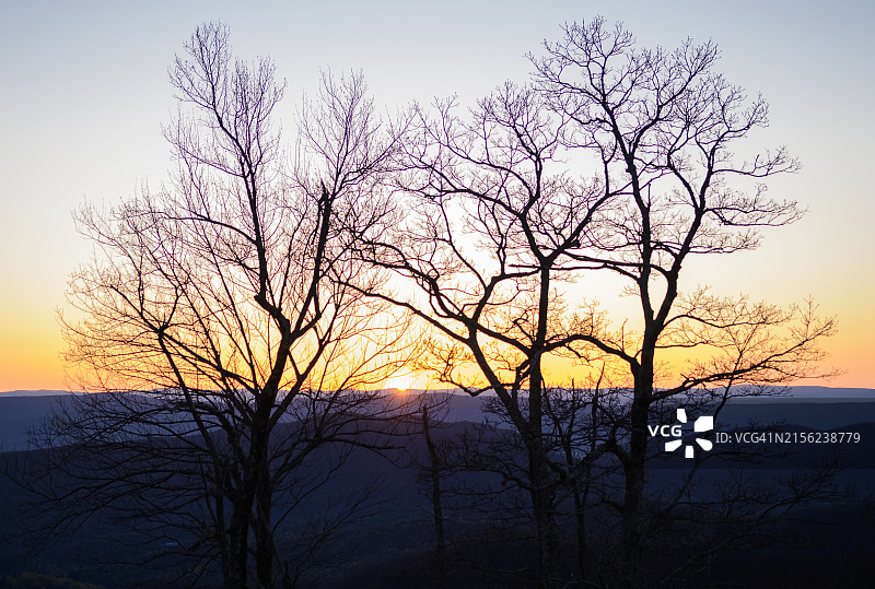 弗吉尼亚州谢南多厄国家公园天际线公路的观景点上，弗吉尼亚皮埃蒙特丘陵的壮观日落图片素材