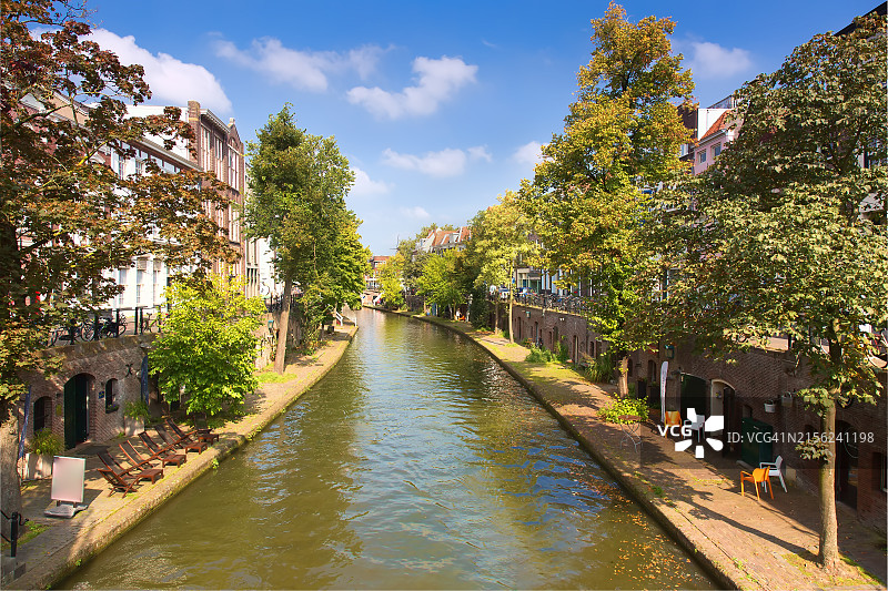 乌得勒支老城Oudegracht运河和老运河房屋图片素材