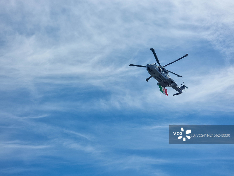 飞过的直升机图片素材