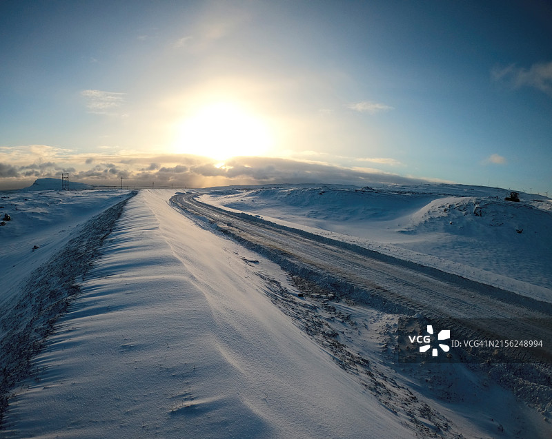 覆盖着稀疏积雪的山路图片素材