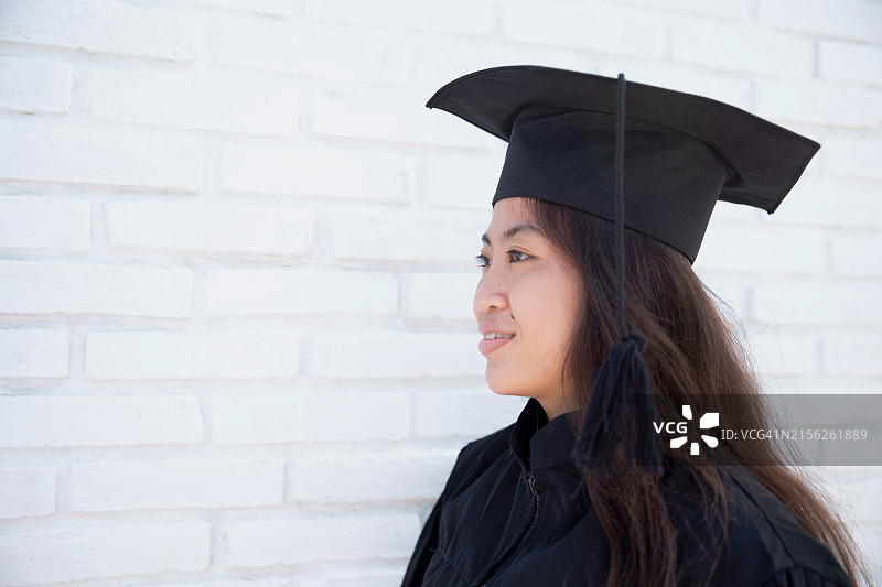 年轻女毕业生的未来愿景图片素材