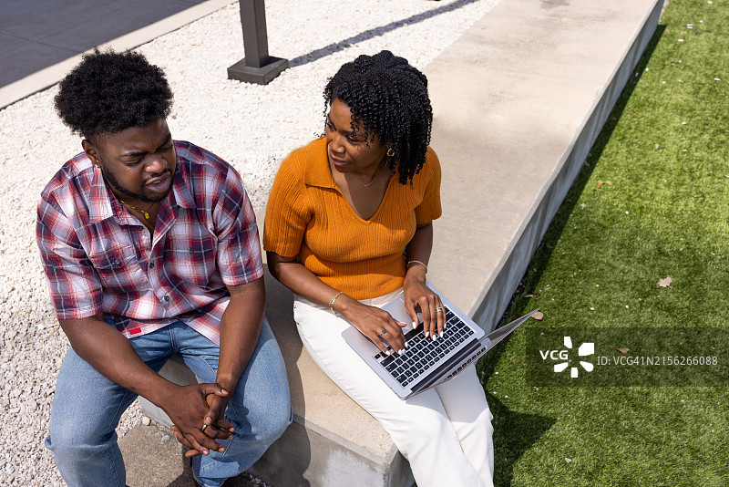 同事们在科技中心户外会面图片素材