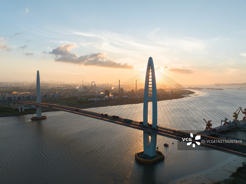 河上桥梁的日落景色图片素材