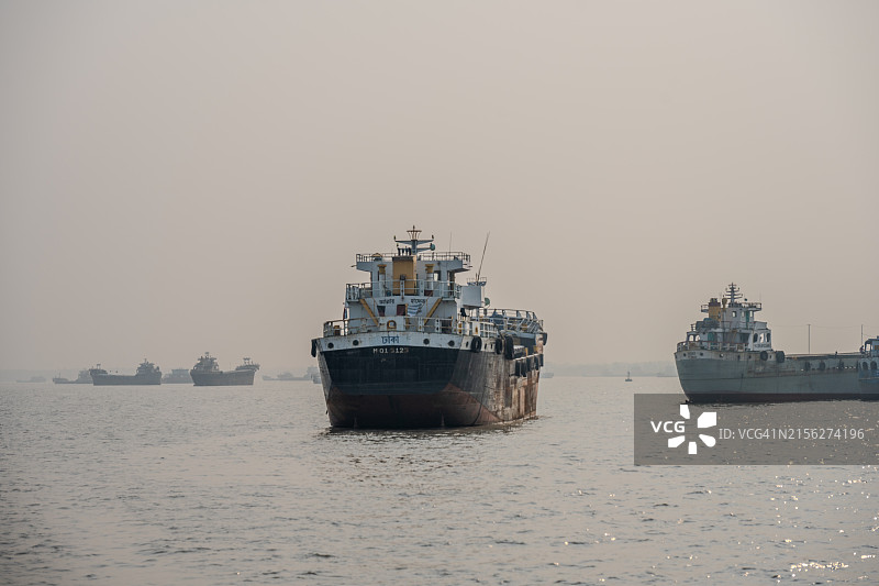 漫画风格的快乐飞行超人儿童图片素材