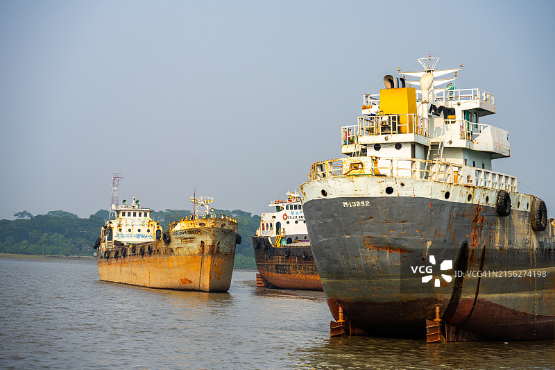 孟加拉国库尔纳蒙拉港的风化货船图片素材