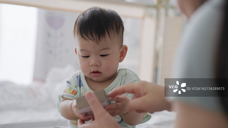 妈妈给宝宝读睡前故事图片素材