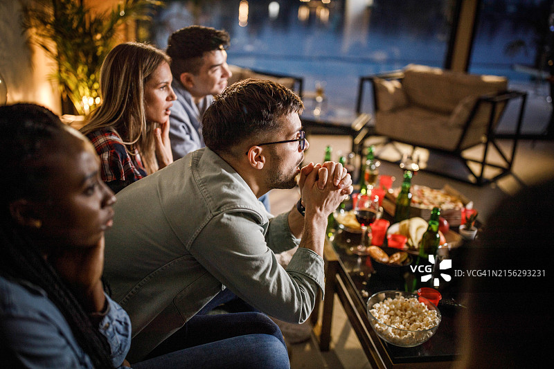 在家观看犯罪影片图片素材