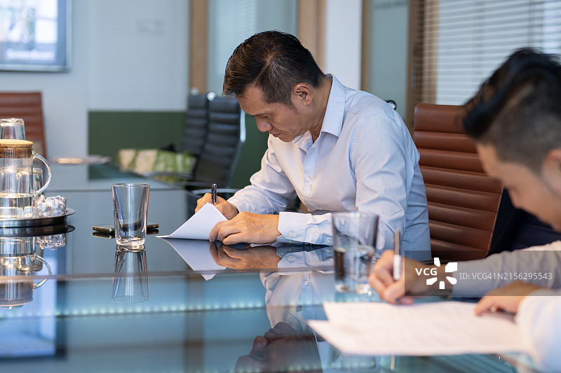 会议室里填写入职面试表格的亚洲中年男人图片素材