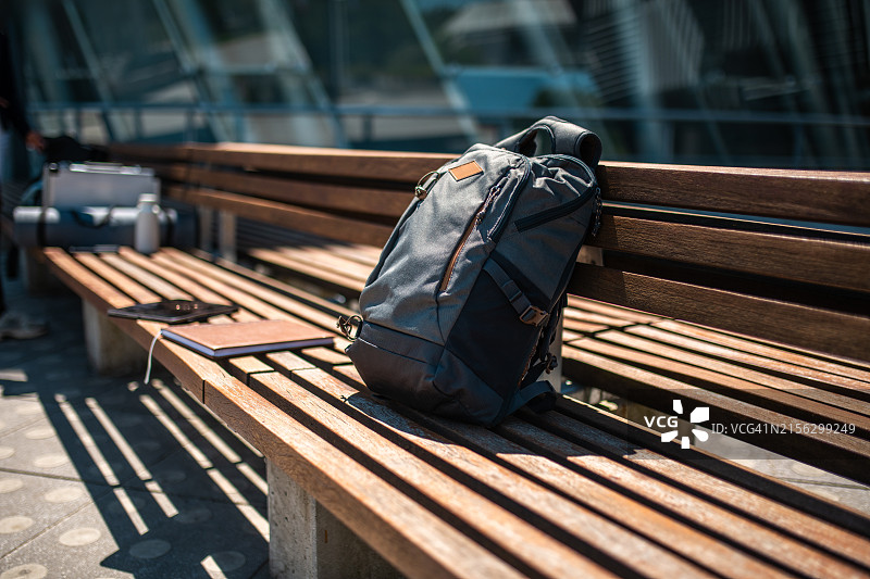 大学校园里放着学生背包的长椅图片素材