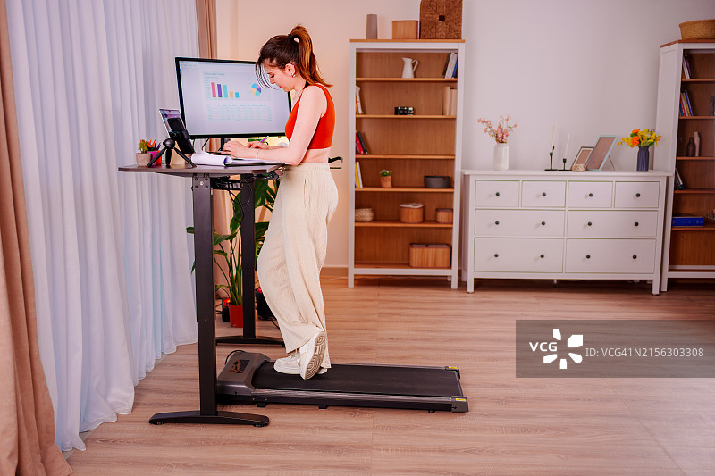 跑步机办公桌生活方式图片素材
