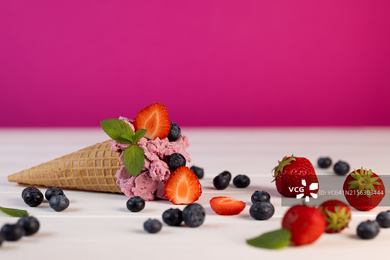 华夫饼冰淇淋与蓝莓草莓组合图片素材
