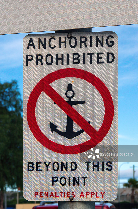 澳大利亚新南威尔士州，克莱德河岸边禁止抛锚的警告标志图片素材