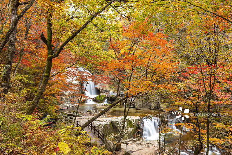 江原道麟蹄郡：芳台山国家公园的秋叶和瀑布图片素材