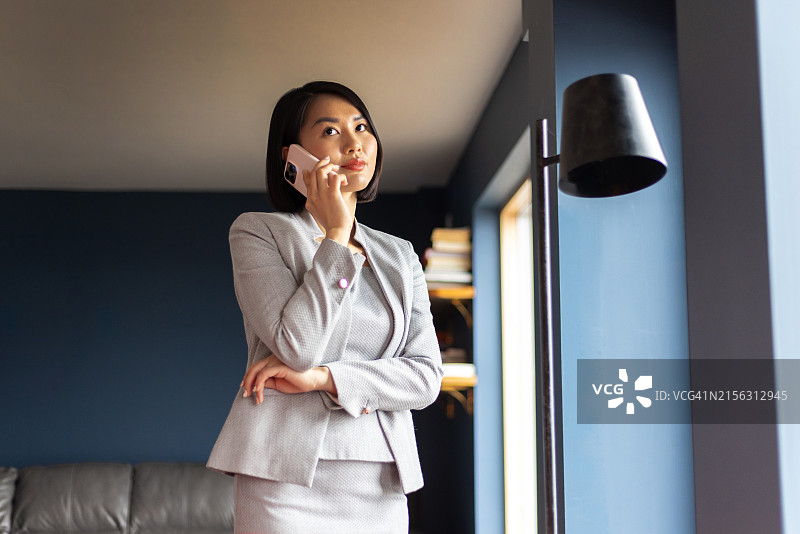 在办公室进行商务通话图片素材