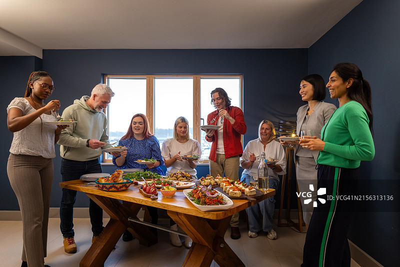 同事们一起享用午餐图片素材