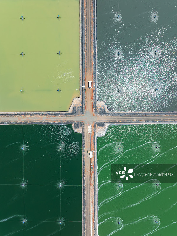 澳大利亚西澳大利亚州皮尔巴拉的四个水处理池塘（无人机视角）图片素材