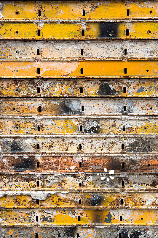 建筑工地堆叠钢板模板图片素材